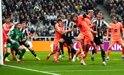 Нюкасъл надигра Барса, но изпусна победата в последните секунди 