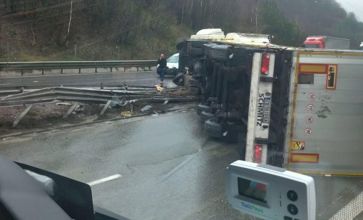 ТИР се обърна на &bdquo;Хемус&ldquo;, има сериозно задръстване Ботевград 