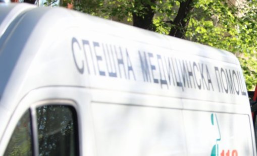 Кола се удари в заведение за бързо хранене във Враца, двама пострадаха