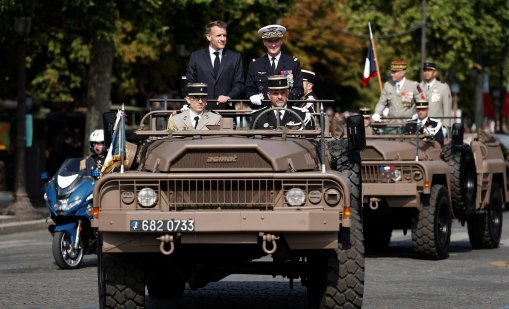Макрон прие военния парад в Париж по случай Деня на превземането на Бастилията ВИДЕО