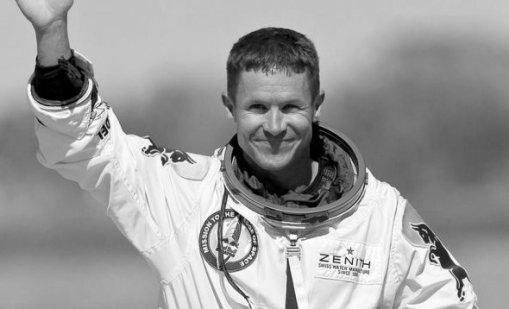 Първият в света човек, скочил от стратосферата, загина в катастрофа с парапланер