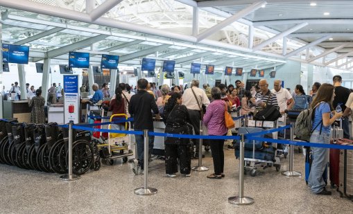 Стотици хиляди пътници са блокирани на летищата заради напрежението в Иран