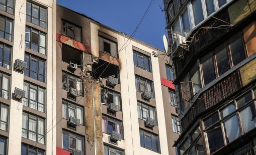 Шок и ужас в Киев: Русия удари с балистични ракети, поразен е 9-етажен блок, има жертви и в Днепър