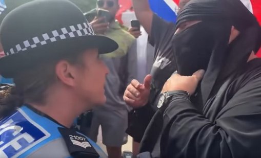 Протестиращ с бурка пред полицайка: Чувствам се "джендър флуидна мюсюлманка" (ВИДЕО)