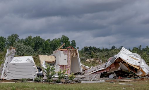 Най-малко петима души загинаха при торнадо в Бразилия
