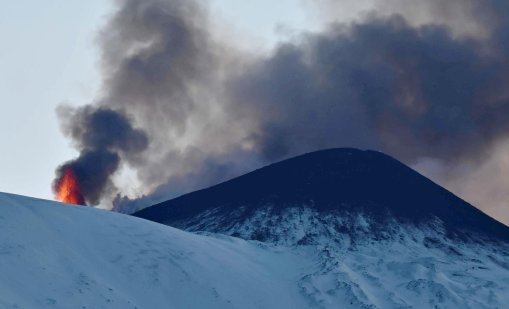 Етна изригна зрелищно ВИДЕО