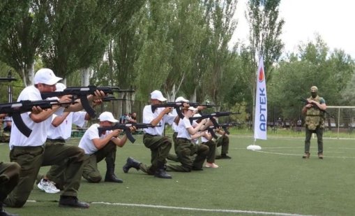 Паради, знамена и песни: Кампанията на Кремъл, която цели да принуди украинските деца да обичат Русия