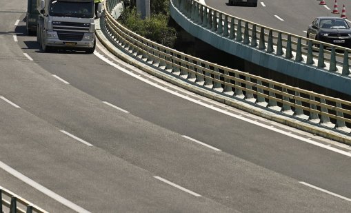 Български шофьор на камион е задържан в Гърция, бил в насрещното платно