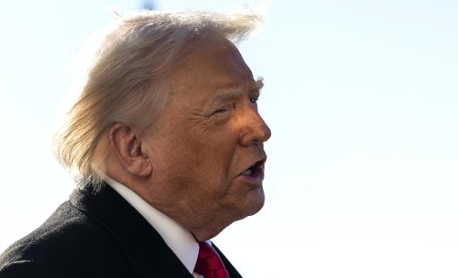 Уволниха работника от фабриката на "Форд", който получи среден пръст от Тръмп ВИДЕО