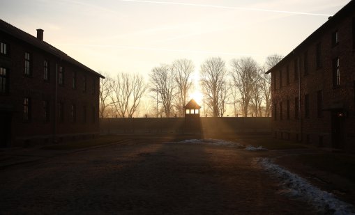 Защо туристи посещават места на зверства?