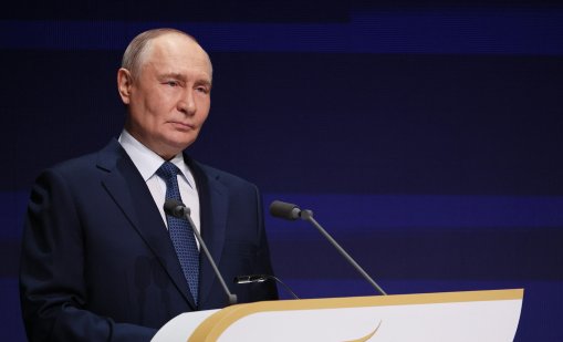 Путин зове: Деца и баби са плели чорапи за Великата отечествена война, така трябва и сега