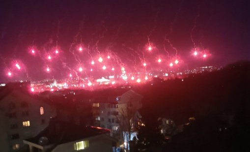 Eфектна заря или сигнални ракети стресираха софиянци снощи? ВИДЕО