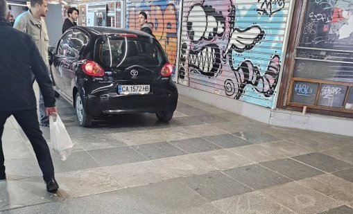 Празна кола връхлетя в подлеза на "Орлов мост" в София