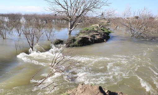 Двама загинаха в Турция, след като водна стихия отнесе колата им