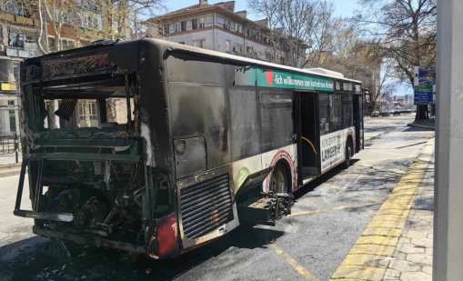 Автобус пламна и изгоря на пловдивска спирка