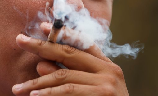 Мъж почина в Бургас &ndash; пушил цигара, напоена с упойка за коне и белина