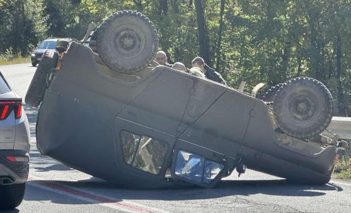 Военен автомобил се обърна по таван край Прохода на Републиката