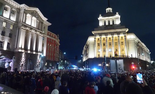 Бял автобус ядоса протестиращите край парламента, депутати от ПП готвят жива верига СНИМКИ