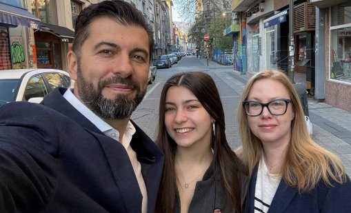 Кирил Петков гласува, втората му дъщеря на първи избори