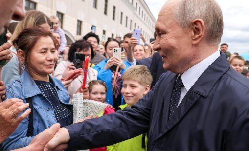 Путин слезе при народа за първи път от година, бодигардът му нарече тълпата "статисти" ВИДЕО
