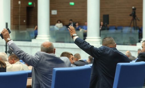 Анализатори: Опозицията е хилава, вотът на недоверие няма да мине
