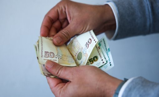 Българите привикват да живеят с кредит, пада възрастта на просрочилите
