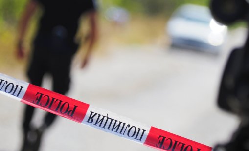 В Пернишко: Мъж наби жена си и сина си, момчето е със счупен пръст