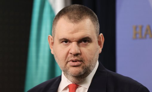Пеевски към премиера: Радев е върхът на олигархията