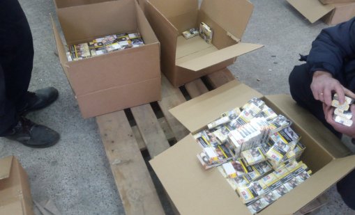 Задържаха над 180 000 къса нелегални цигари край "Дунав мост 2"