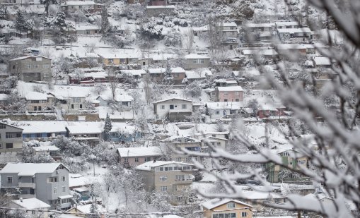Обилен снеговалеж и поледици парализираха Истанбул