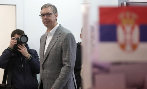 Вучич чака час и половина, за да гласува на парламентарни избори в Сърбия