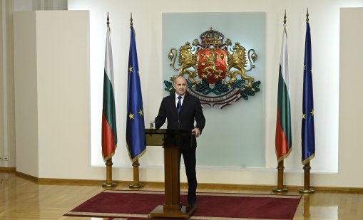 Румен Радев подаде оставката, КС решава кога сдава президентството 
