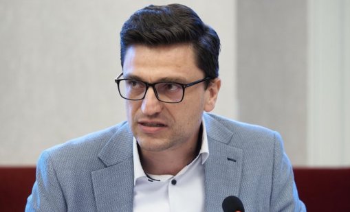 Сабрутев скастри Борисов: Ние говорим за обедняване, той за "ушички"