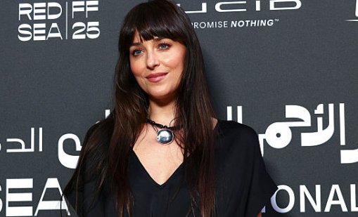 Дакота Джонсън забрави Крис Мартин &ndash; излиза с млад музикант