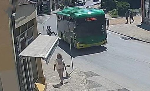 Абсурд в Хасково: Мъж, с дете в ръце, изрита електробус и си счупи крака