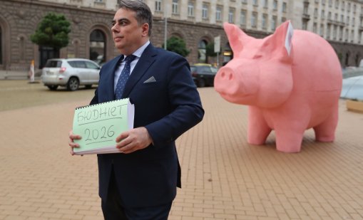 В кадър: ПП сравни Бюджет 2026 с прасе-касичка, инсталира я пред НС