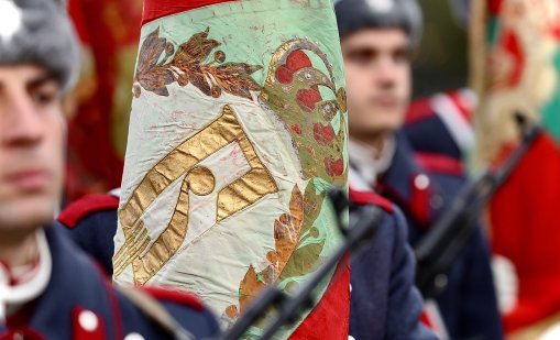 В кадър: Осветиха бойните знамена и знамената светини на Българската армия