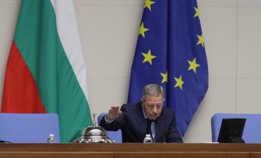 Румен Миланов удари първия звънец, "Възраждане" бойкотираха химна на ЕС
