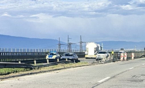 Затруднено е движението на АМ "Хемус", ТИР е самокатастрофирал 