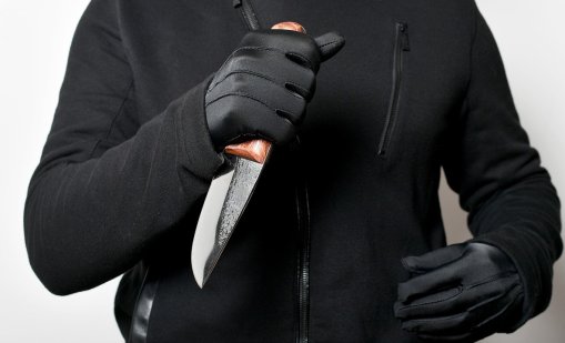 Мъж уби съквартирантката си след като се скараха заради котките им