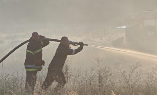 Временно затворен за движение е пътят Асеновград - Кърджали заради пожар