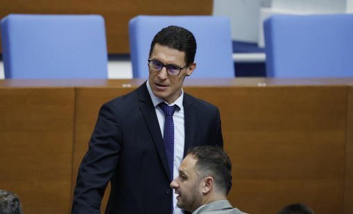 Проданов остро: Г-жо Петкова, това, че сте си глътнали корема за снимка, не ви прави модел ВИДЕО