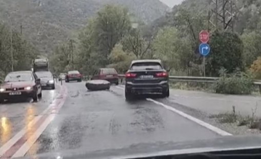 Скала падна в Кресненското дефиле, затрудни трафика 