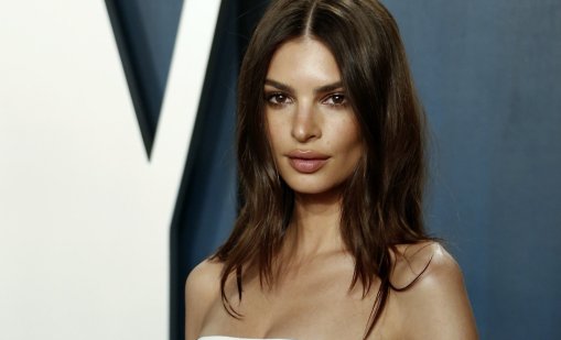 Емили Ратайковски разгорещи страстите от Япония