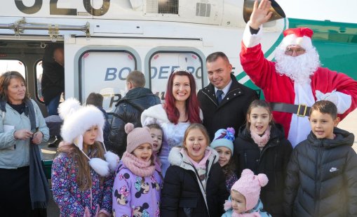 Дядо Коледа кацна с хеликоптер на летище "Васил Левски", посрещнаха го деца и полицейски кучета