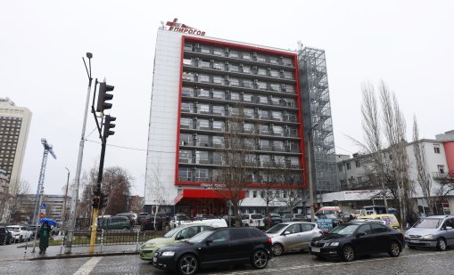 Момчето, паднало от парапет, е в изключително тежко състояние