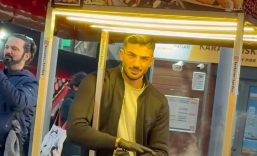 Туристи полудяват по красив продавач на царевица в Истанбул: Трябва да го сложат на билборд! ВИДЕО