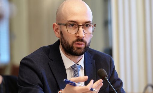 МФ публикува пълна база данни с над 7000 обществени поръчки