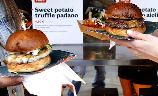 Млад грък е в критично състояние, след като се опитал да глътне цял бургер