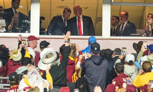 Тръмп няма спирачки, иска стадион на негово име